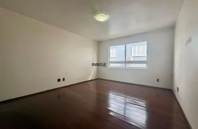 Inbox cia imobiliária aluga - apartamento de três quartos com suíte e um box de garagem no maria goretti.