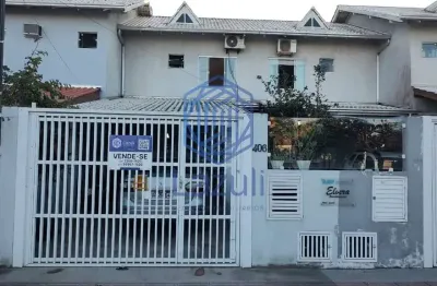 Sobrado geminado localizado no bairro meia praia em navegantes sc