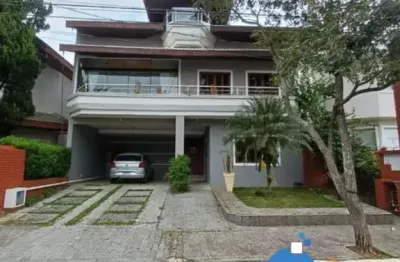 Belo sobrado disponível para venda, contando com cinco dormitórios, sendo quatro suítes, essa casa vai atender com todo conforto sua família. Ampla ár