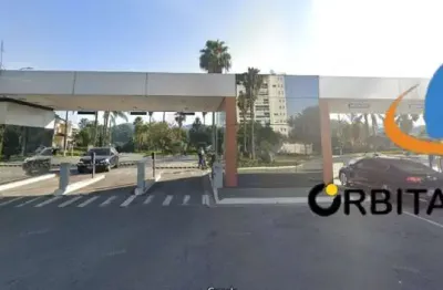 Deslumbrante casa no Alphaville, perfeita para quem busca conforto e sofisticação em um dos melhores condomínios da região.   Com uma garagem espaçosa