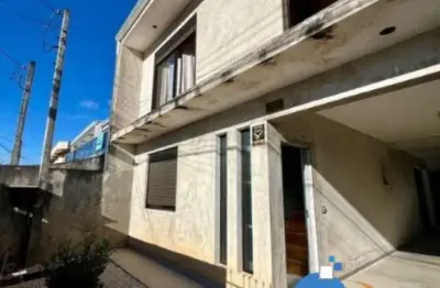 Casa à venda em Curitiba-PR, bairro Sítio Cercado: 2 quartos, 2 salas, 2 vagas, 188m² de área!