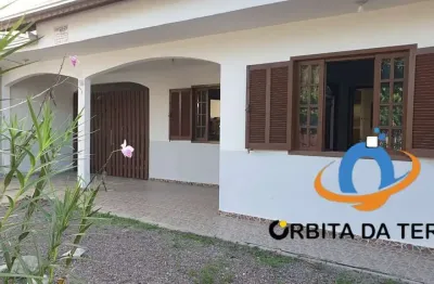 Residência moderna e espaçosa à venda em Itapoá-SC, 3 quartos, 3 banheiros, 2 vagas de garagem, 113,85 m². Venha conferir!