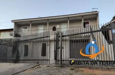 1 sobrado e 4 kitnets. Na parte de trás um sobrado grande, todo em porcelanato, forro de gesso e portão eletrônico , ninguém tem acesso. Parte de cim