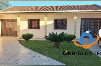 Casa de alvenaria, 2 banheiros, 2 quartos, cozinha grande, lavanderia, churrasqueira dentro da cozinha, garagem para 2 veículos com porta basculante,