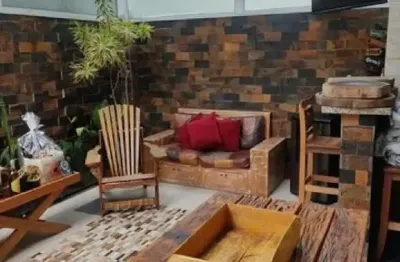 Sobrado triplex no melhor condomínio fechado com portaria 24h do Jardim das Américas; 4 dormitórios; 2 suítes; ampla área gourmet com teto retrátil. *