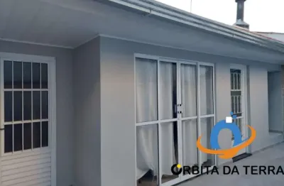 Casa de alto padrão no centro de Pinhais-PR: 3 quartos, 1 suíte, 3 salas, 2 banheiros, 2 vagas de garagem, 140m² de área. Venha conferir!