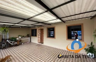 Linda casa confortável medindo 130m² em excelente localização contendo 2 dormitórios, sala ampla, cozinha com armários, churrasqueira e ampla garagem.