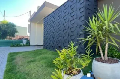 Impecável residência de alto padrão à venda em Maringá-PR, Jardim Paraíso: 3 quartos, 3 suítes, 3 salas, 3 banheiros, 2 vagas e 250m².