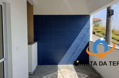 Casa com garagem para 2 carros, 2 quartos, 1 banheiro, sacada e quintal grande. Terreno 180M2. Construção  125m2