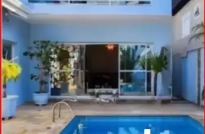 Casa assobradada em Condomínio Fechado 4 quartos  4 quartos, 3 suítes, closet, 5 banheiros, 3 salas; a sala de estar com lareira em ambiente