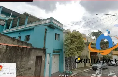 Duas casas, sendo a principal com Casa com dois quartos grandes, sendo o quarto do casal com suíte,