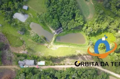 Chácara de 24 mil m2 em Contenda-PR: bosque nativo, tanques de peixes, casa, salão de festas, banheiros externos, potreiro e mais!