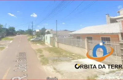 casa de alvenaria situada em São José dos Pinhais, bairro Jardim Carmem. Medindo 120 m2, contendo garagem coberta para um veículo, descoberta para 3 v