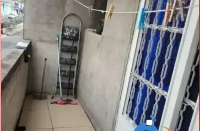 sobrado na zona norte de São Paulo, com 3 andares, sendo o primeiro com 2 cômodos e banheiro totalmente independente dos demais. O segundo piso com 3