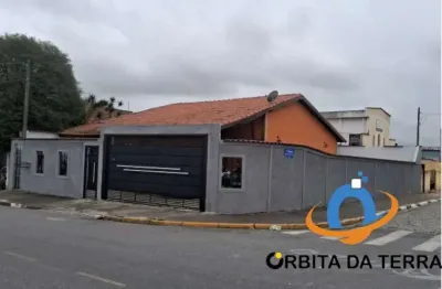 ? Casa Térrea à Venda ? Ampla, Confortável e Bem Localizada  Imóvel térreo com excelente distribuição de ambientes, ideal para quem quer espaço, conf