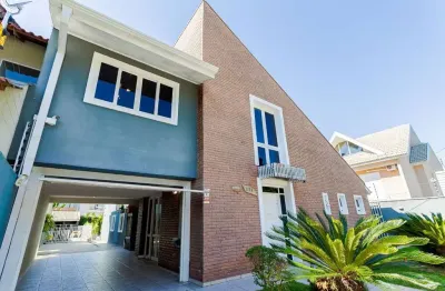 Casa lindíssima, com piscina, edícula com churrasqueira , 3 quartos, r$ 1.350.000,00 à vista em santa felicidade, curitiba