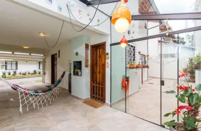 Sobrado triplex em condomínio fechad no bairro ahú - curitiba/pr