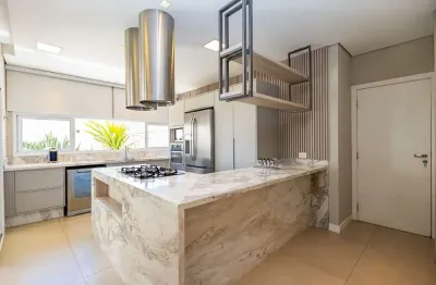 Casa de alto padrão em condomínio fechado – 4 suítes, piscina e energia solar em santa felicidade