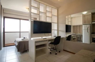 Studio mobiliado no centro de curitiba, andar alto e face norte