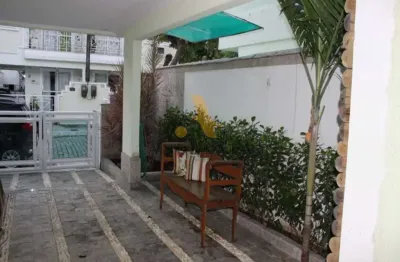 Casa em condomínio fechado com 3 quartos à venda na estrada curumau, 111, jacarepaguá, rio de janeiro por r$ 750.000