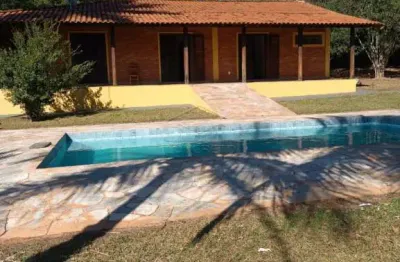 Linda chácara, 4 dormitórios sendo 2 suítes, com piscina!!!