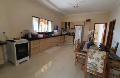 Excelente residência com 03 dormitórios sendo 1 suíte - arealva