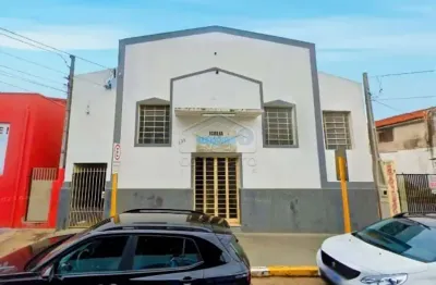 Salão comercial com uma área de 330 metros no centro da cidade