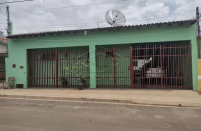 Residência com cômodos amplos à venda no jd. santista