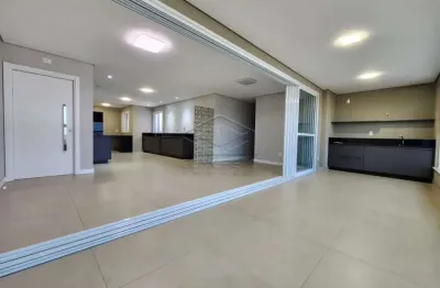 Apartamento com 4 quartos para alugar na Vila Assis, Jaú 