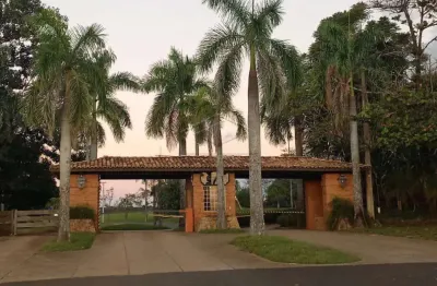Excelente casa em condomínio fechado, estilo chácaras ? conforto, privacidade e lazer em um só lugar!