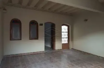 Casa com 3 dormitórios, sendo 1 suíte, localizada próxima ao supermer. confiança da castelo
