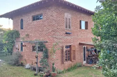 Sobrado, com lareira, forno a lenha, quartos amplos e ventilados, um deles com ofurô
