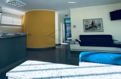 Prédio comercial com salas de atendimento, sala de aula e anfiteatro