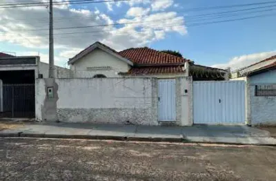Casa com 2 dormitórios e amplo quintal com árvores frutíferas. vila seabra, bauru/sp