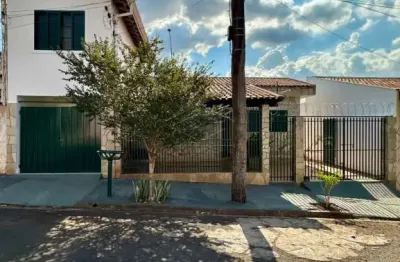 Linda casa com 2 dormitórios, edícula e 03 vagas de garagem
