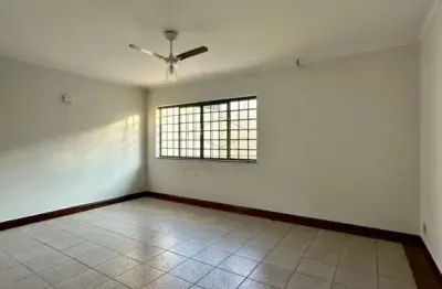 Casa com 3 quartos para alugar na Vila Altinópolis, Bauru 