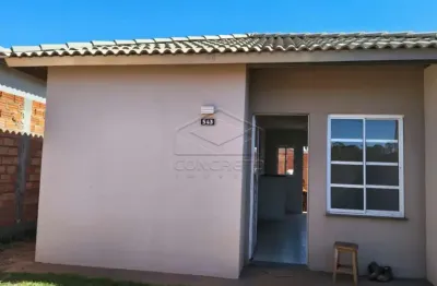 Casa com 2 quartos para alugar no rubião júnior, botucatu  por r$ 1.000