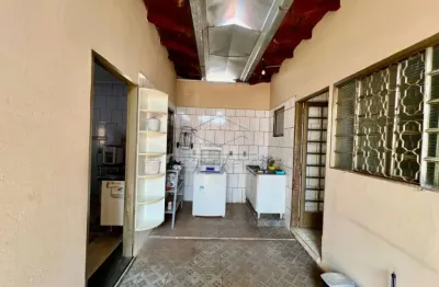 Perto de supermercado, padaria, farmacia, posto de saúde e escola.