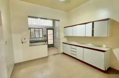 Casa com 3 quartos para alugar no Centro, Jaú 