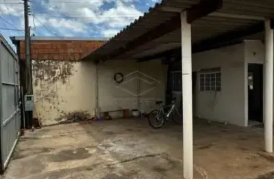 Casa com 2 dormitórios e quintal amplo. vila dutra, bauru/sp