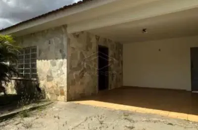 Casa para locação com 3 dormitórios sendo 1 suíte, próximo ao mc donalds da nações e uninove. Jardim panorama, bauru/sp