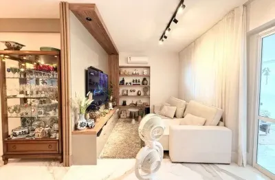 Apartamento reformado com varanda — conforto e versatilidade!