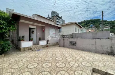 Casa com 3 quartos à venda na rua monsenhor topp, 0133, centro, florianópolis, 90 m2 por r$ 990.000