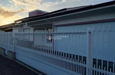 Casa com 3 quartos à venda na servidão nelzi francisco, 28, areias de baixo, governador celso ramos, 203 m2 por r$ 1.100.000