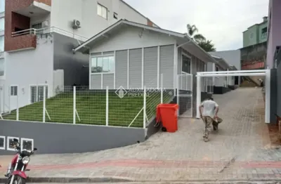 Casa com 8 quartos à venda na rua cambuí, 55, potecas, são josé, 200 m2 por r$ 1.000.000