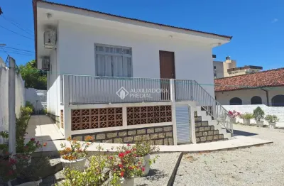 Casa com 2 quartos à venda na servidão anselmo hipólito dos santos, 129, costeira do pirajubaé, florianópolis, 63 m2 por r$ 700.000