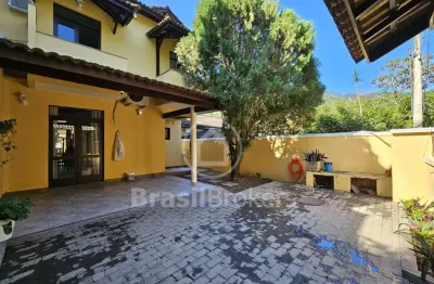 Casa em condomínio à venda com 300,00m² e 4 quartos e piscina.