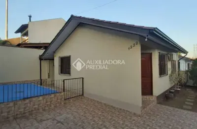 Casa com 2 quartos para alugar na rua canários, 1232, jardim algarve, alvorada, 68 m2 por r$ 2.490