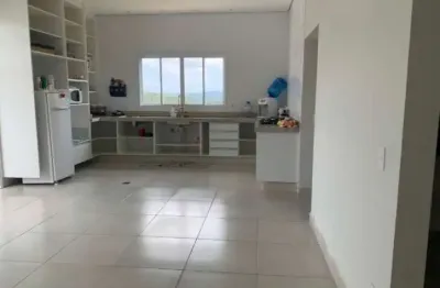 Casa linda em condomínio fechado. aprox 650 m2 de área construída