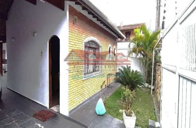 Casa térrea com 03 dormitórios na martim de sá - 400 metros da praia